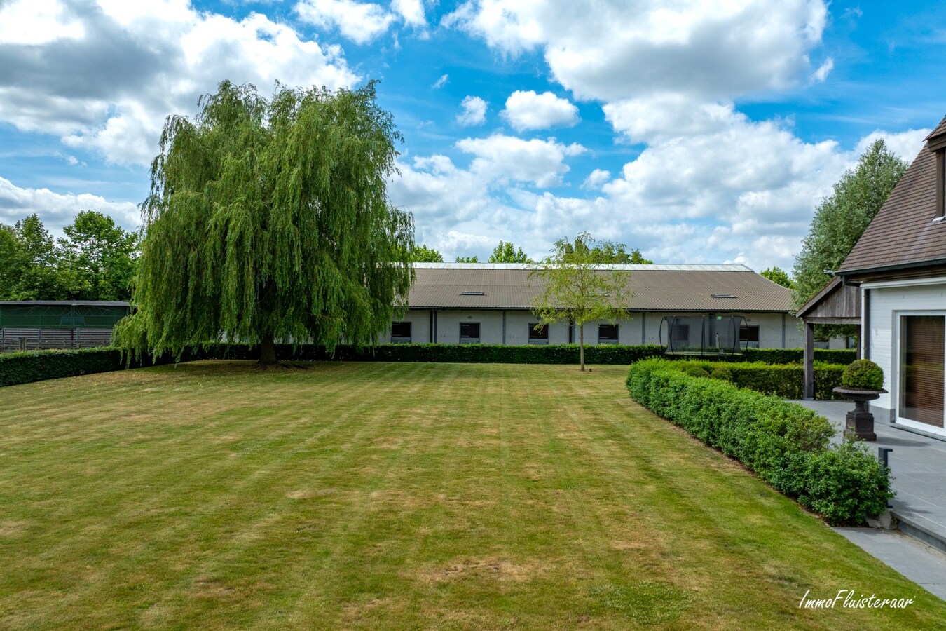 Beautiful villa with indoor and outdoor riding arenas on over 2.4 hectares in Ardooie 