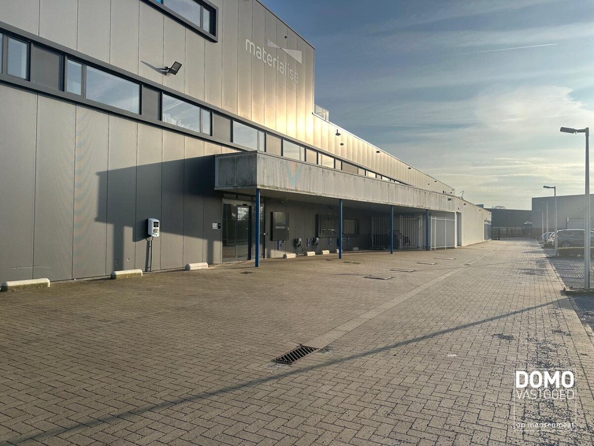 INNOVATIEVE RUIMTE MET LABO, LOGISTIEKE VOORZIENINGEN EN RESEARCH &amp; DEVELOPMENT IN EEN ECO-BEDRIJFSGEBOUW TE PAAL 