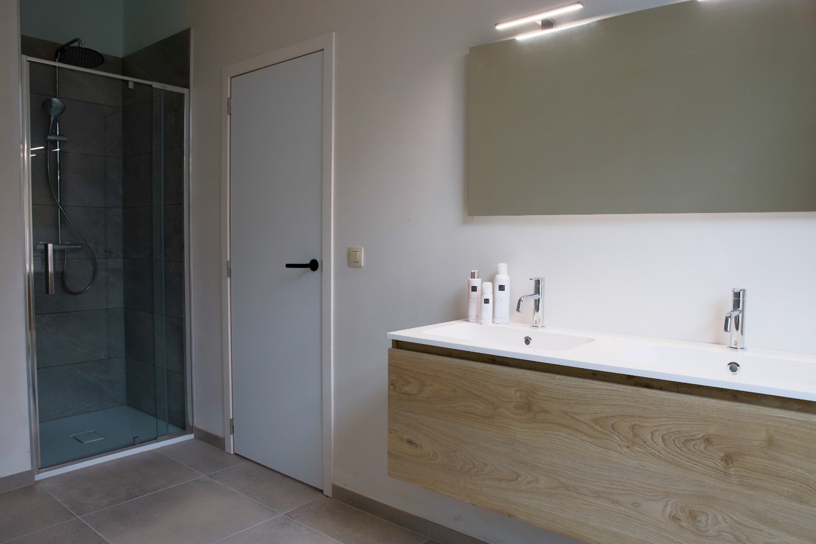 Volledig afgewerkt appartement met 2 slaapkamers en terras 