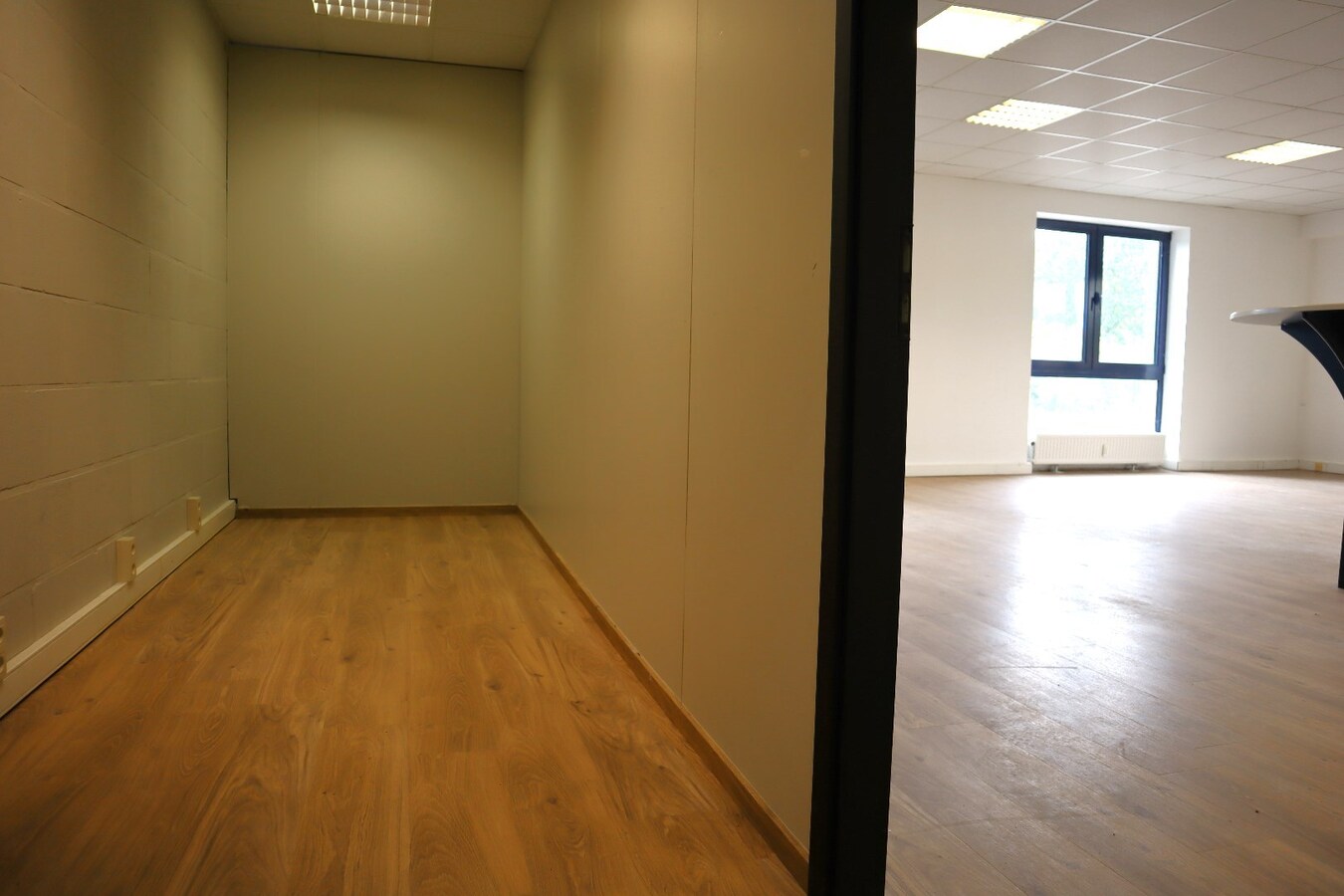 Kantoorruimte 120m² + loods/hangaar/magazijn 775 m² te Boutersem 