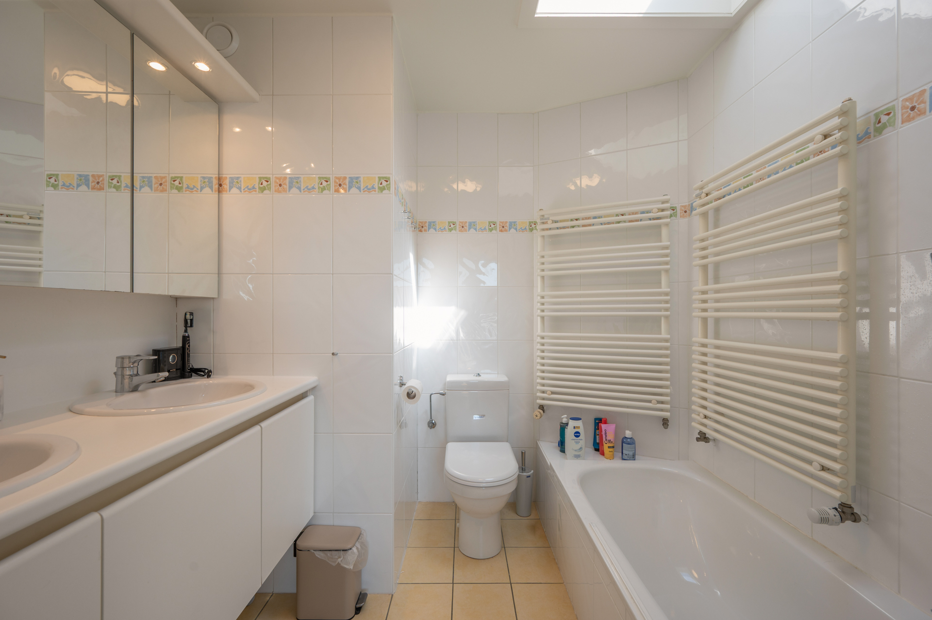 Exclusif duplex penthouse avec 3 chambres et terrasse ensoleillée, situé dans un emplacement de choix près de la place Rubens et de la mer. 