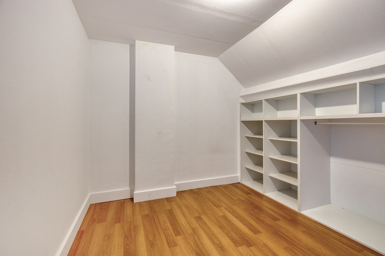 Ruime gezinswoning met 3 slpk. en ruimte voor bijberoep in Mol-Sluis 