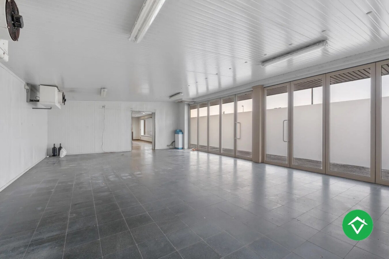 Ruime woning met handelspand en loods te Oudenburg 