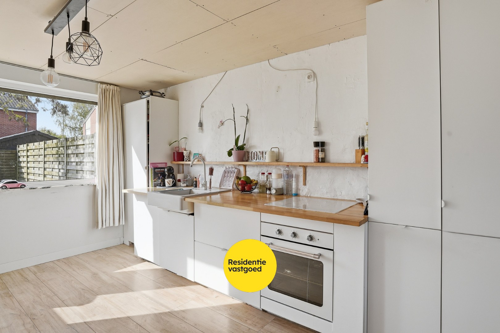 Halfopen bebouwing in een rustige woonwijk te Loppem 