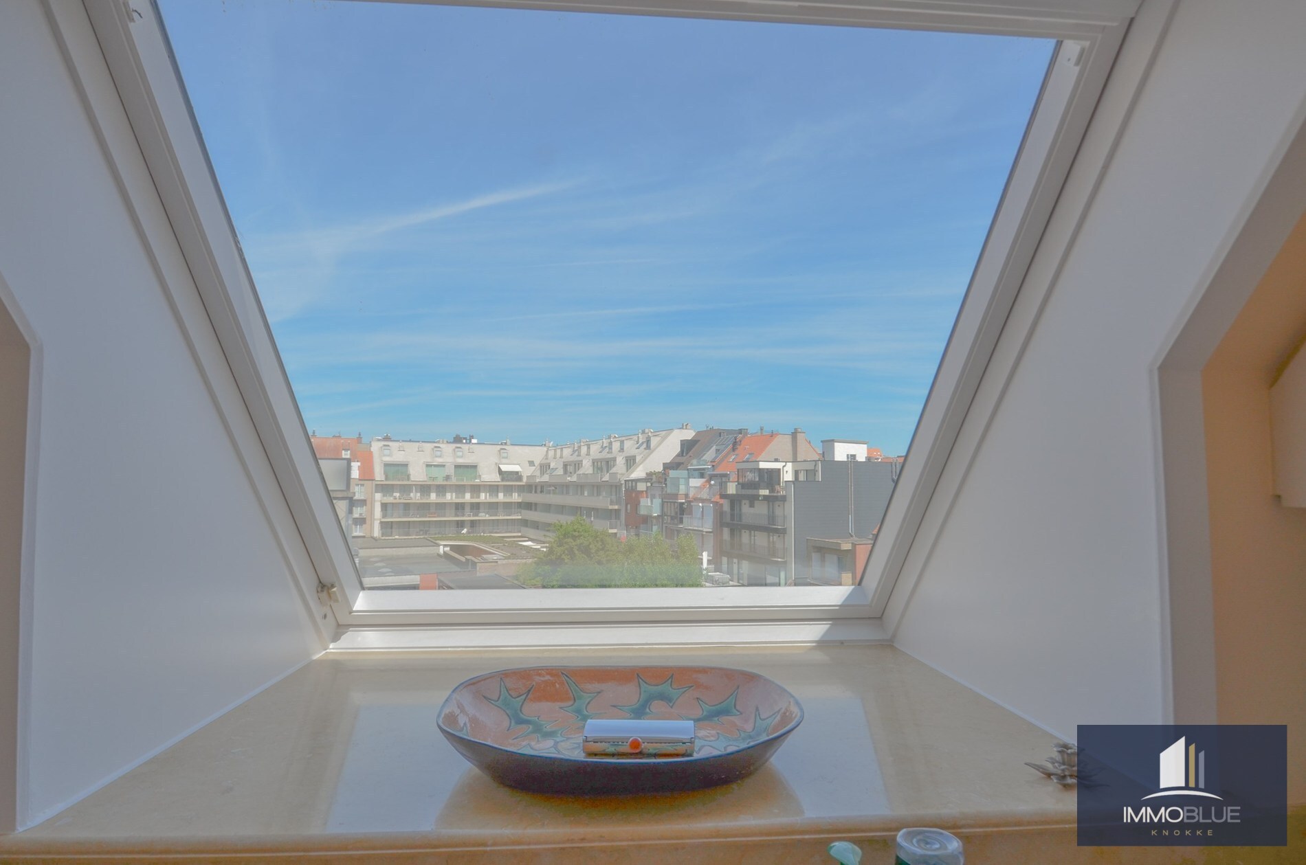 Stijlvol duplexappartement met zonnige terrassen en open zicht op de villa’s van het Zoute. 