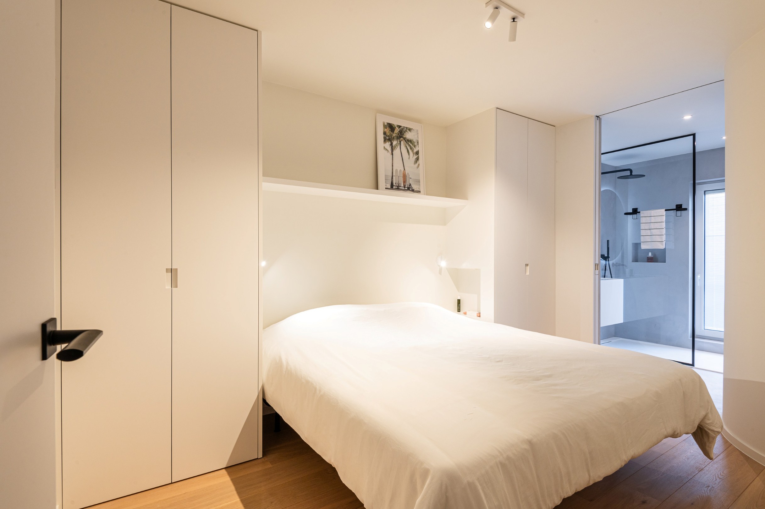 Prachtig gerenoveerd 2 slaapkamerappartement met zijdelings zeezicht centraal gelegen vlakbij de Lippenslaan te Knokke 