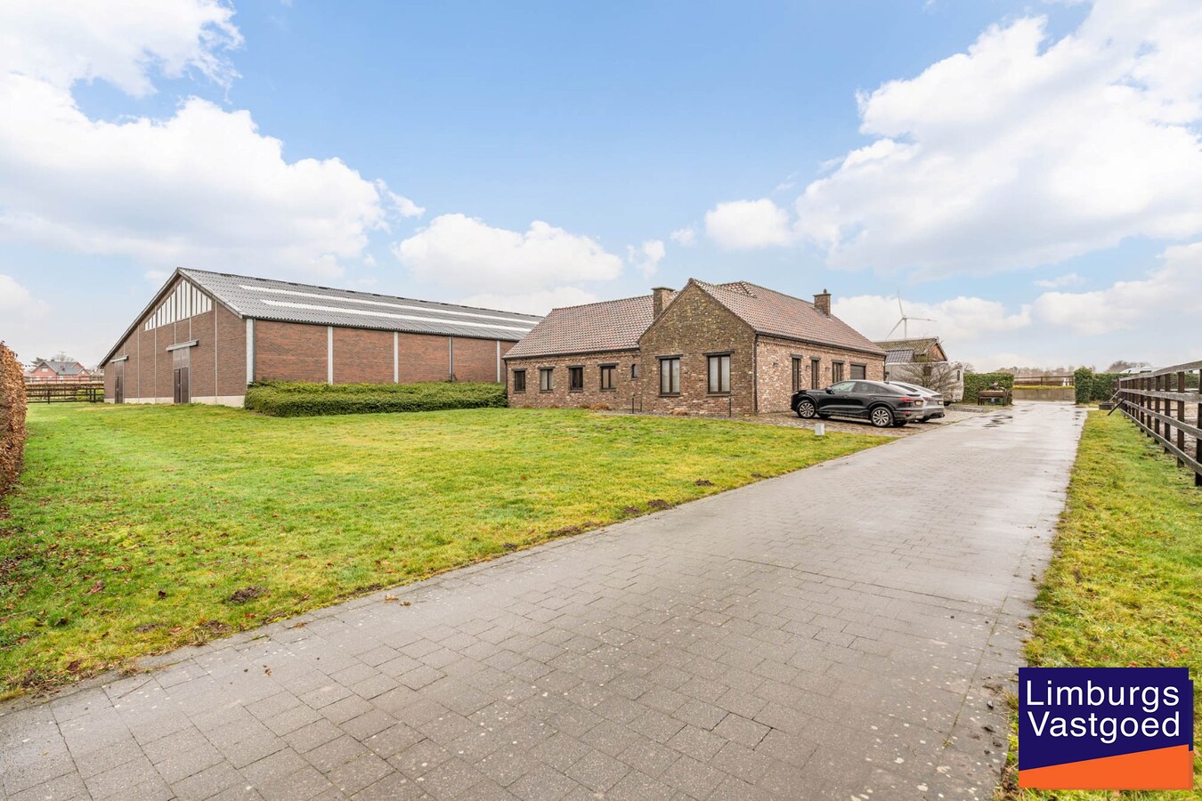 Landelijk gebouwencomplex voor paardenhouderij, op ong. 3ha 50a met stallen, weides/paddock, binnen-en buitenpiste, en woning. 