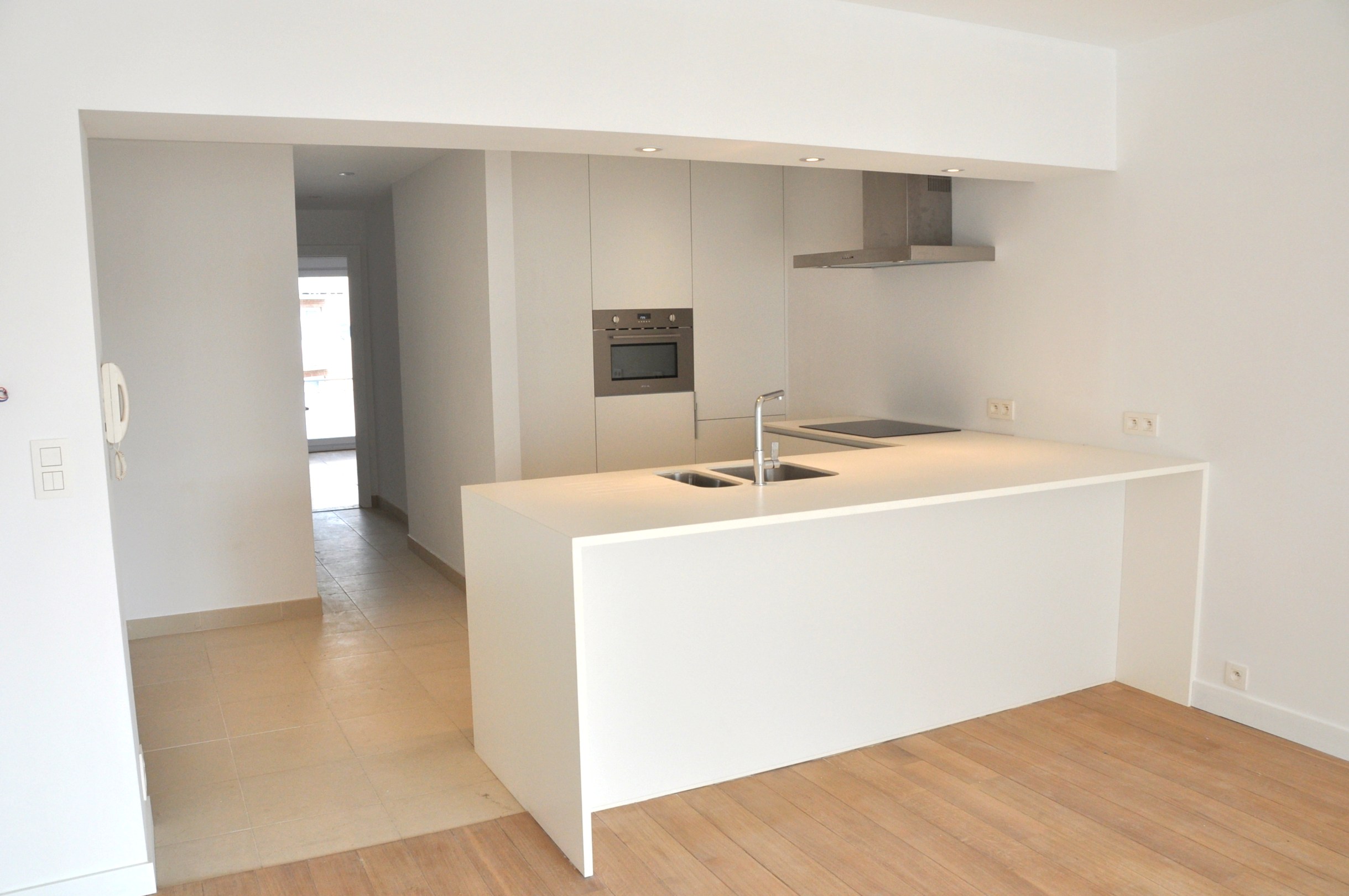 Zonnig en recent gerenoveerd appartement met 2 slaapkamers, gelegen op de Dumortierlaan, 