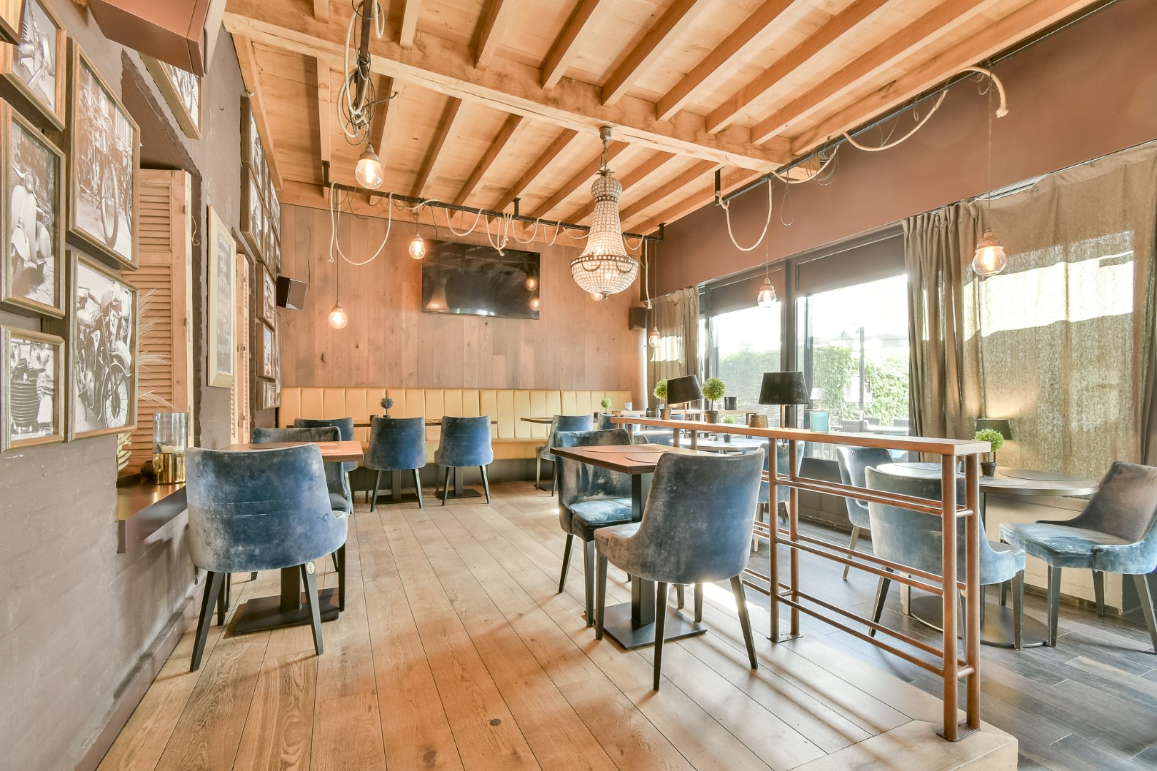 Multifunctionele eigendom met appartementen en handelszaken! 