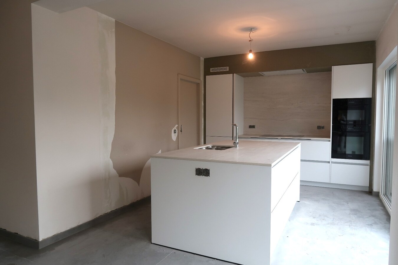 Charmante gerenoveerde woning te huur in Snellegem – 3 slaapkamers, grote tuin &amp; veel extra’s 