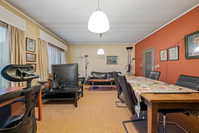 Karaktervolle hoekwoning met 5 slaapkamers en polyvalente handelsruimte 