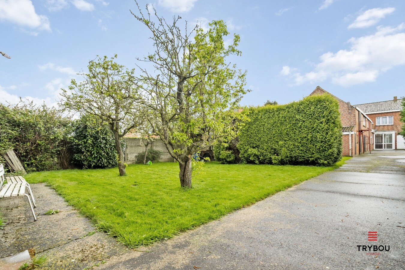 Halfvrijstaande woning met 5 slaapkamers en bijgebouw op 5488 m³ te Jonkershove 