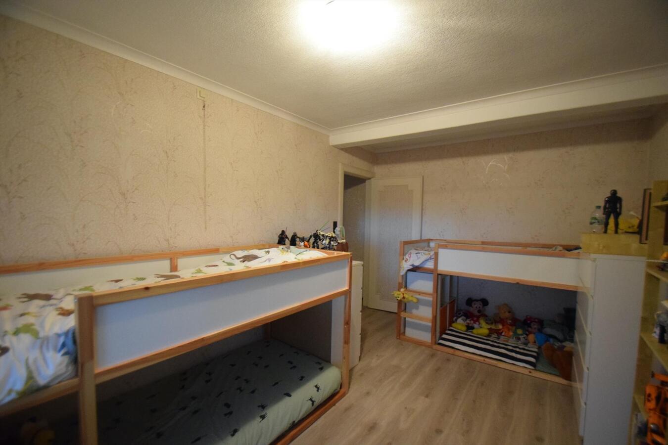 Ruime halfopen 3-slaapkamer-woning met garage en tuin 