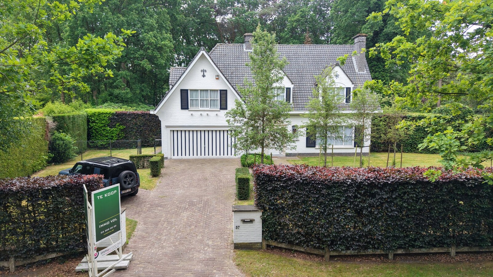 Klassieke villa op een perceel van 3.890 m² met een straatbreedte van 40 meter en Zuid-Oriëntatie te Schilde 