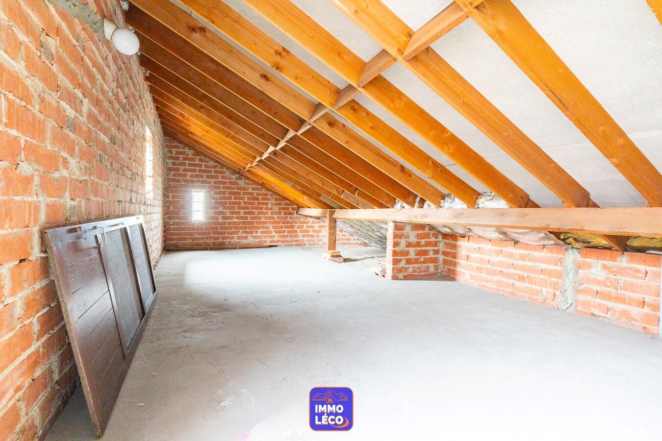 Villa d'architecte érigée sur 712m² avec jardin, double garage, parking privatif, dans un clos prisé ! 