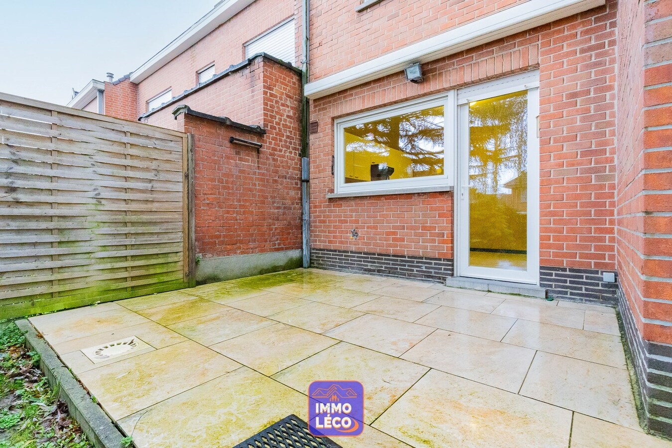 3 façades dans un clos résidentiel avec garage, parking et jardin ! 