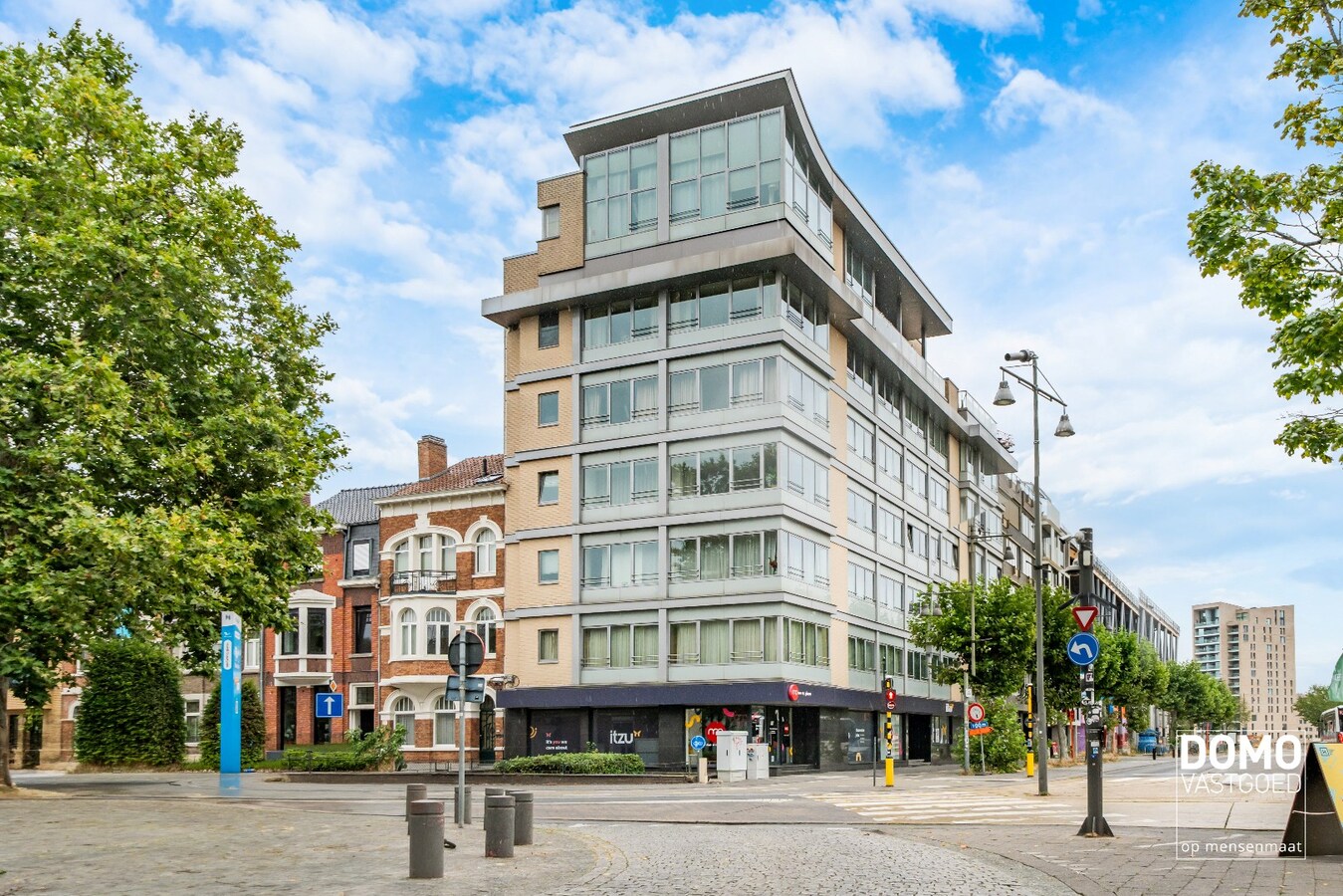Stijlvol wonen in hartje Hasselt met een uniek uitzicht over het Kolonel Dusartplein 