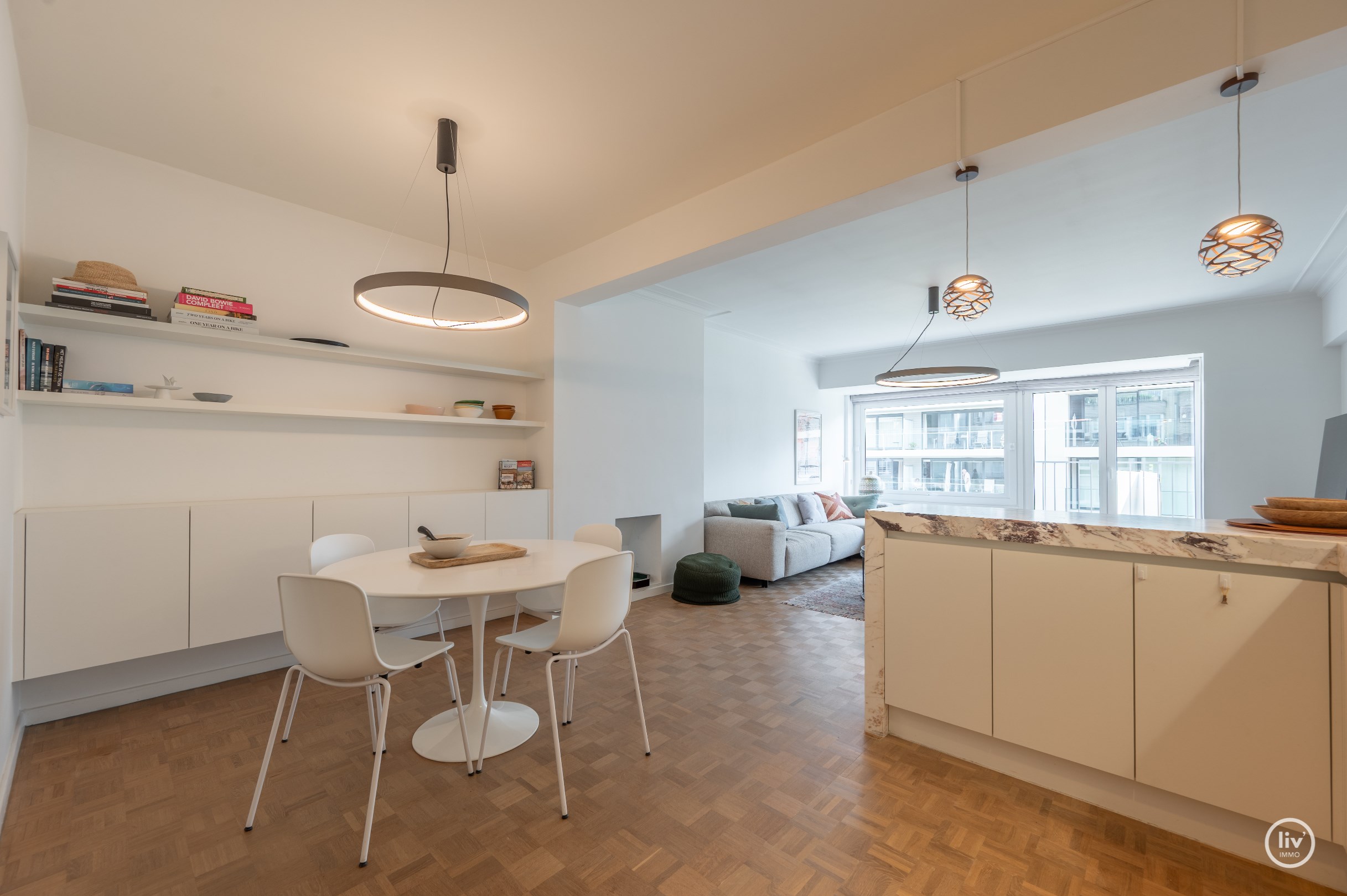 Modern en stijlvol gerenoveerd appartement in hartje Knokke. 