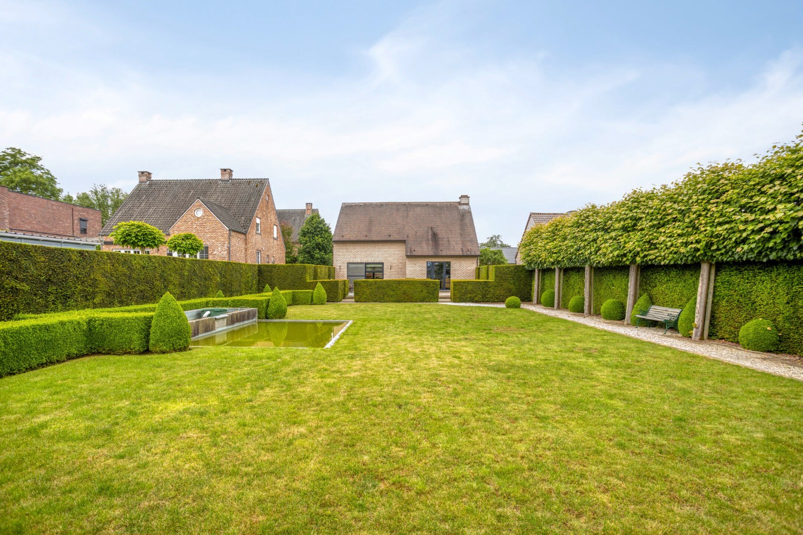 Tuin met zicht op achtergevel