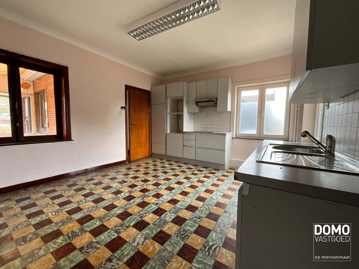 WONING MET TUIN, GARAGE EN 3 SLAAPKAMERS IN HET CENTRUM VAN KERMT 