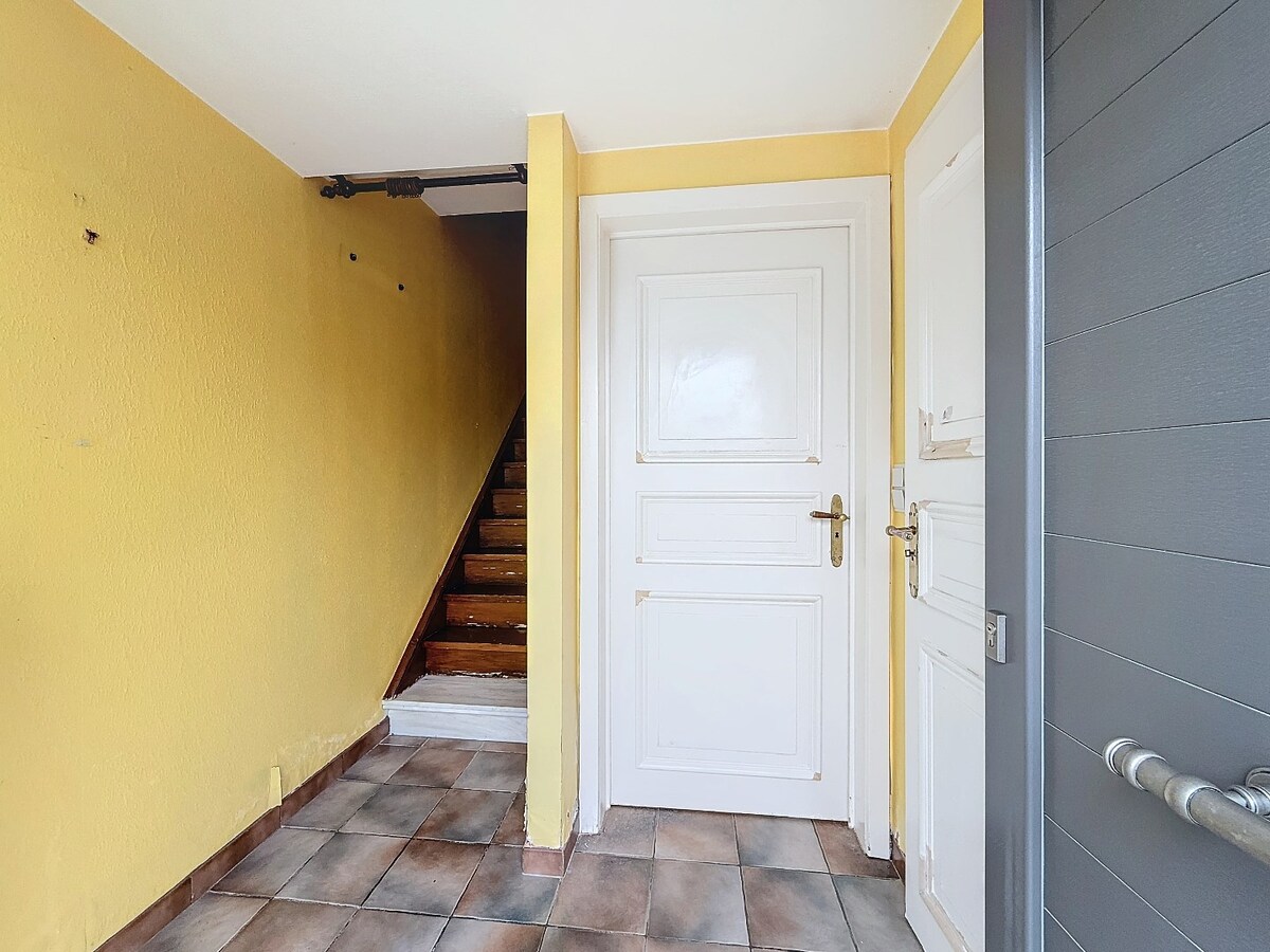 Op te frissen HOB met garage en tuin te Bijloke 