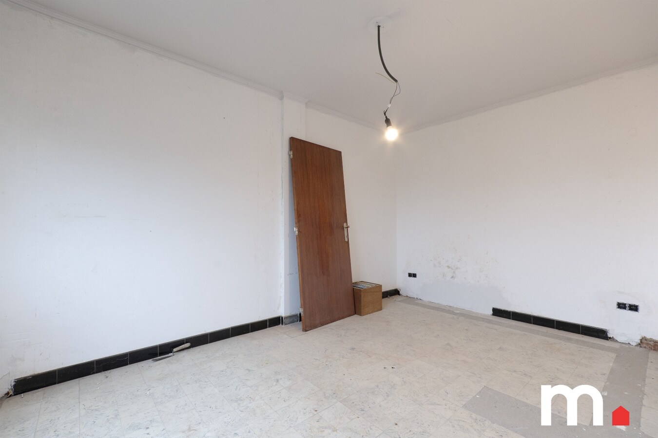 Halfopen bebouwing op 695 m2 met grote tuin en atelier te Lendelede ! 