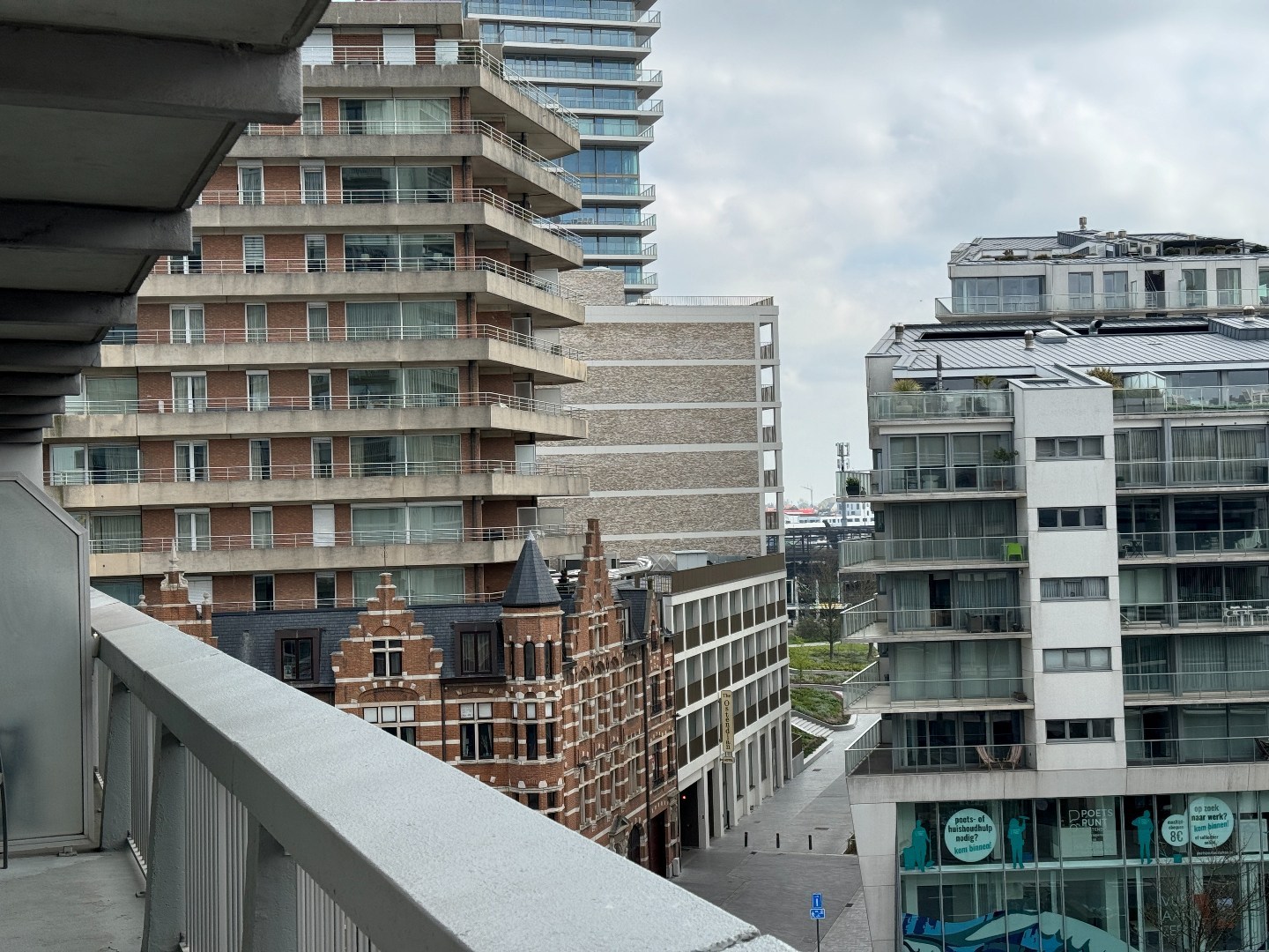Ruim, lichtrijk hoekappartement met uniek havenzicht, topligging in hartje Oostende 