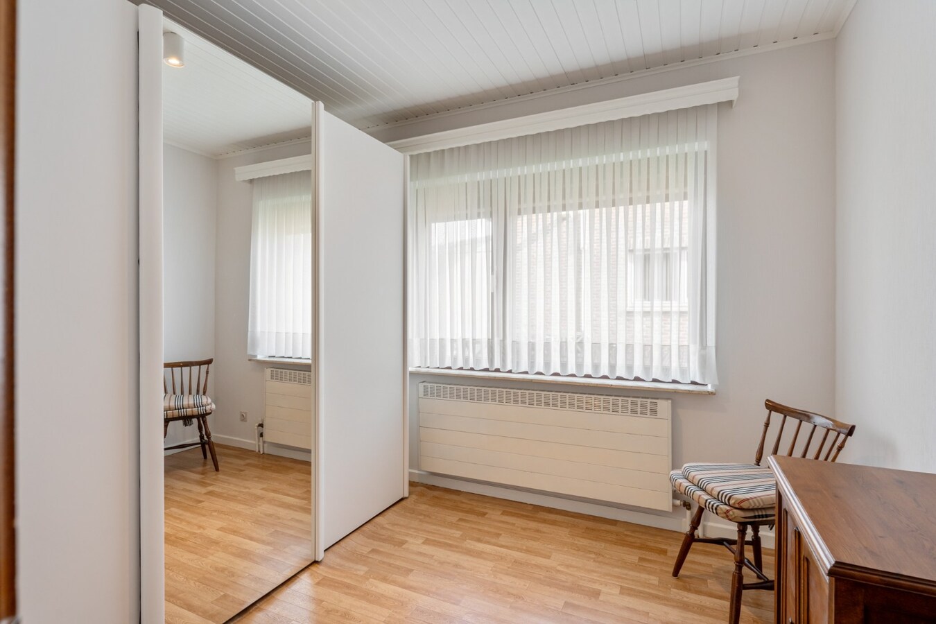 Zeer goed onderhouden gelijkvloerse gezinswoning op een riant perceel van 19a75ca op een rustige locatie te Schalkhoven, een deelgemeente van Hoeselt. 