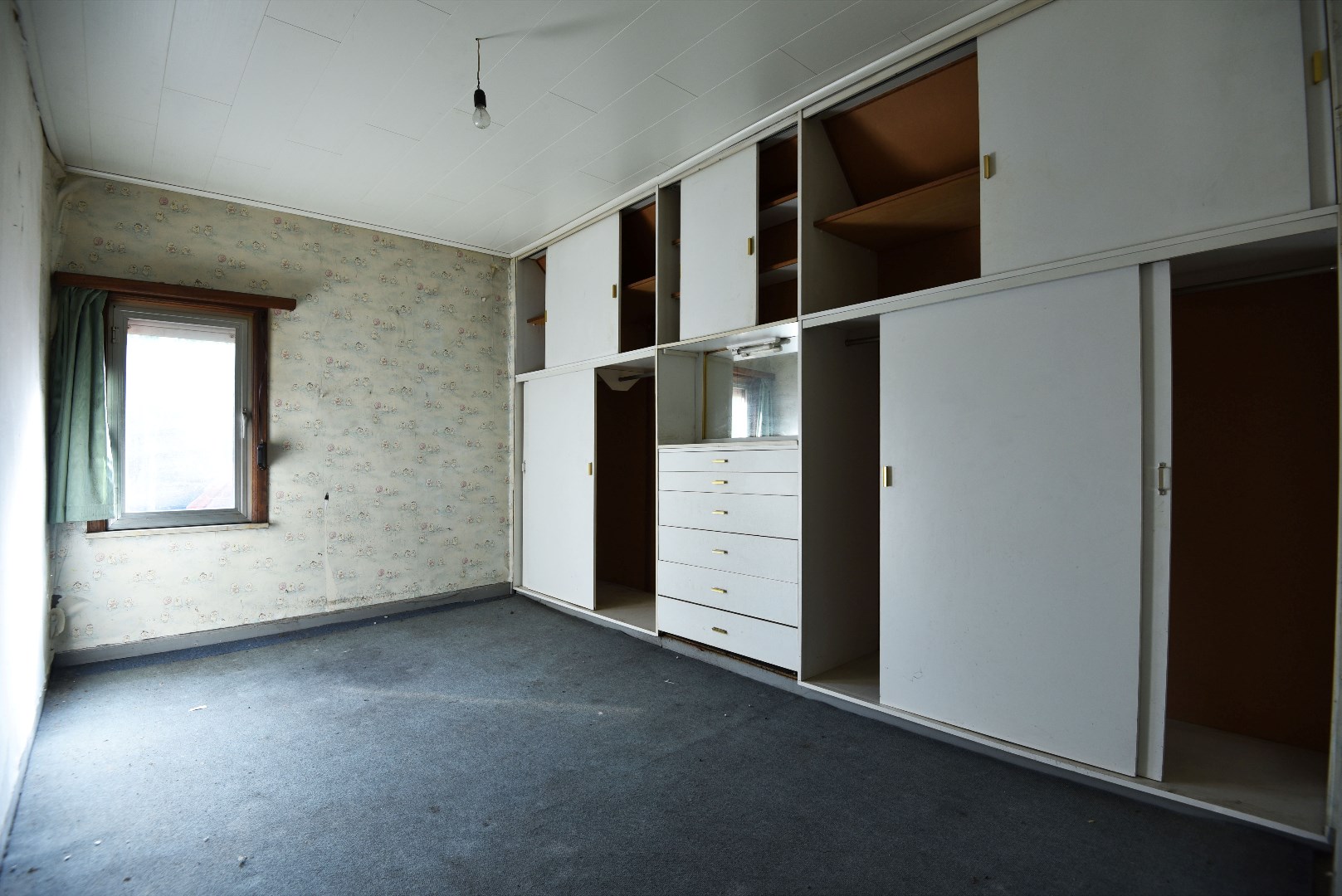 Totaal te renoveren / herop te bouwen woning te Eeklo 