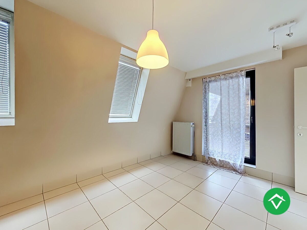 Instapklaar dakappartement met 4 slaapkamers, 2 terrassen en autostaanplaats te Roeselare (160m²) 