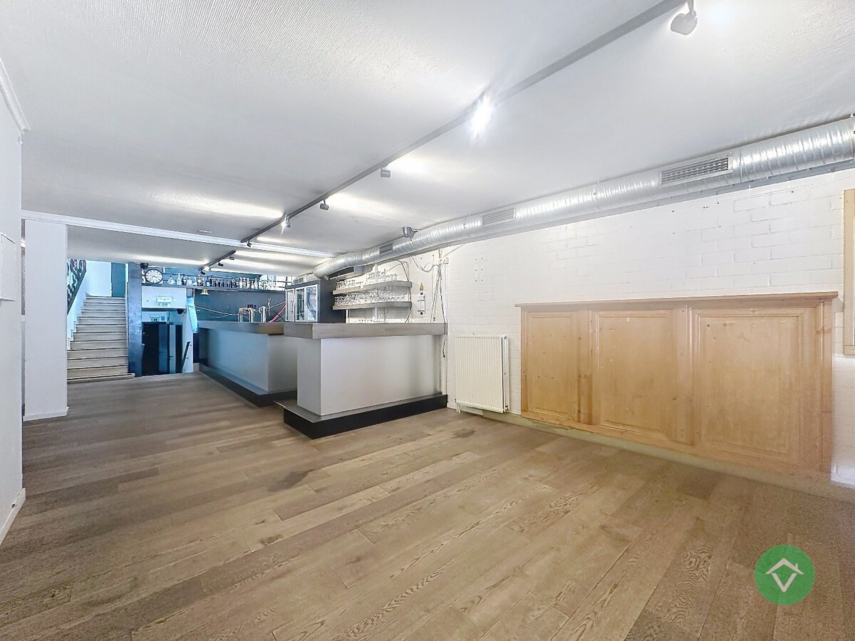 Centraal gelegen handelszaak, met tal van mogelijkheden, op de Markt van Torhout 