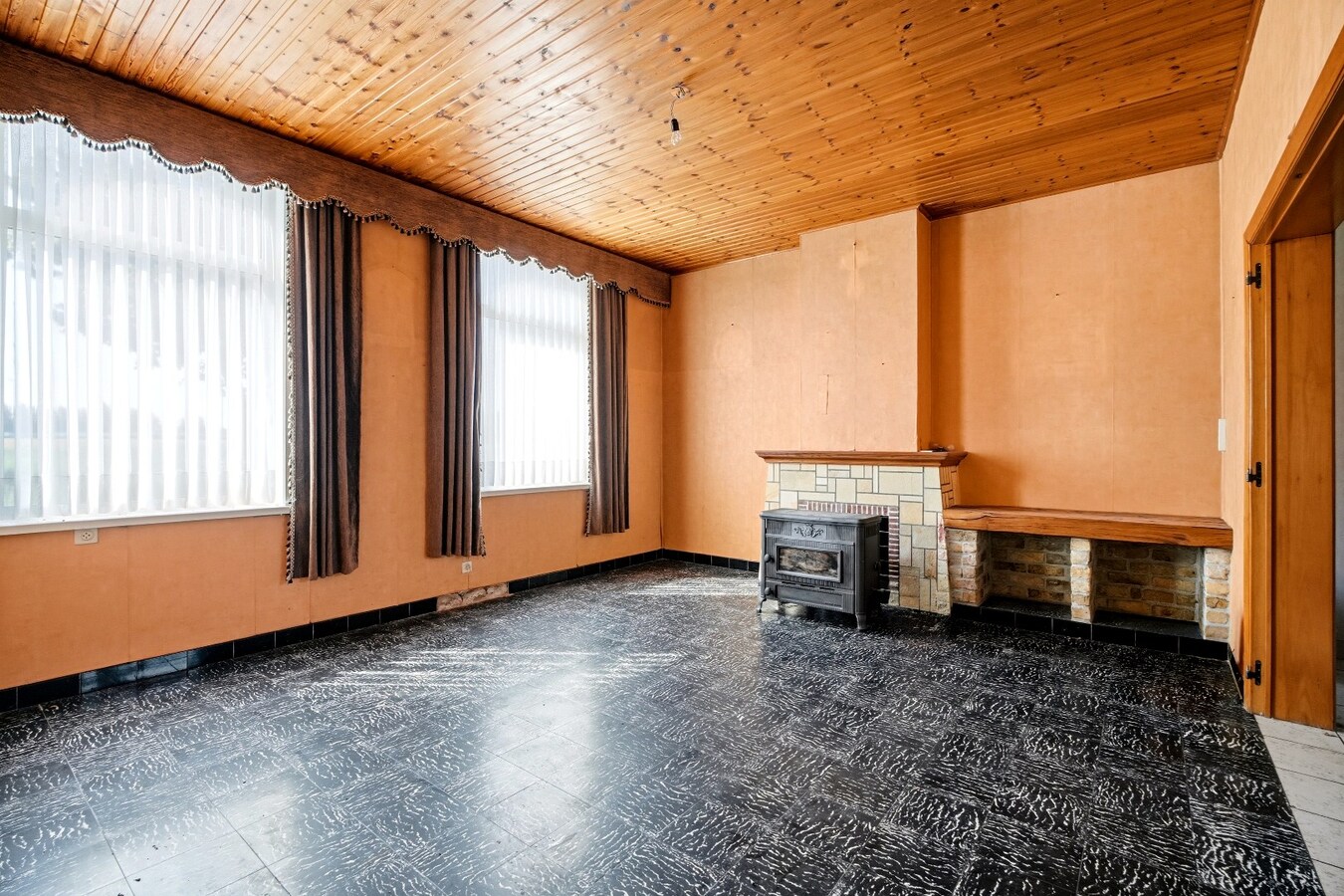 Ruime halfopen bebouwing op een perceel van 1491m² met 7 slaapkamers! 