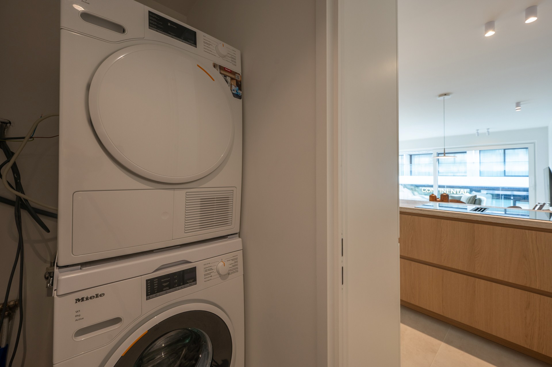 Exclusief gerenoveerd appartement met 3 slaapkamers te koop vlak bij het Albertstrand en het Lichtorenplein. 