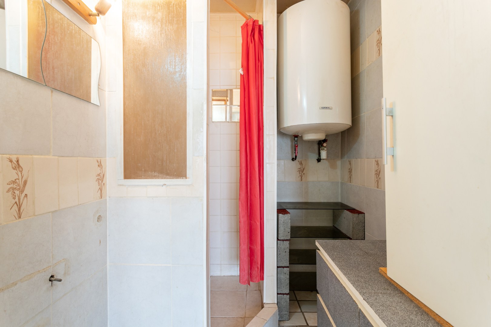 Te renoveren appartement met 1 slaapkamer, terras en kelderberging in Ganshoren 