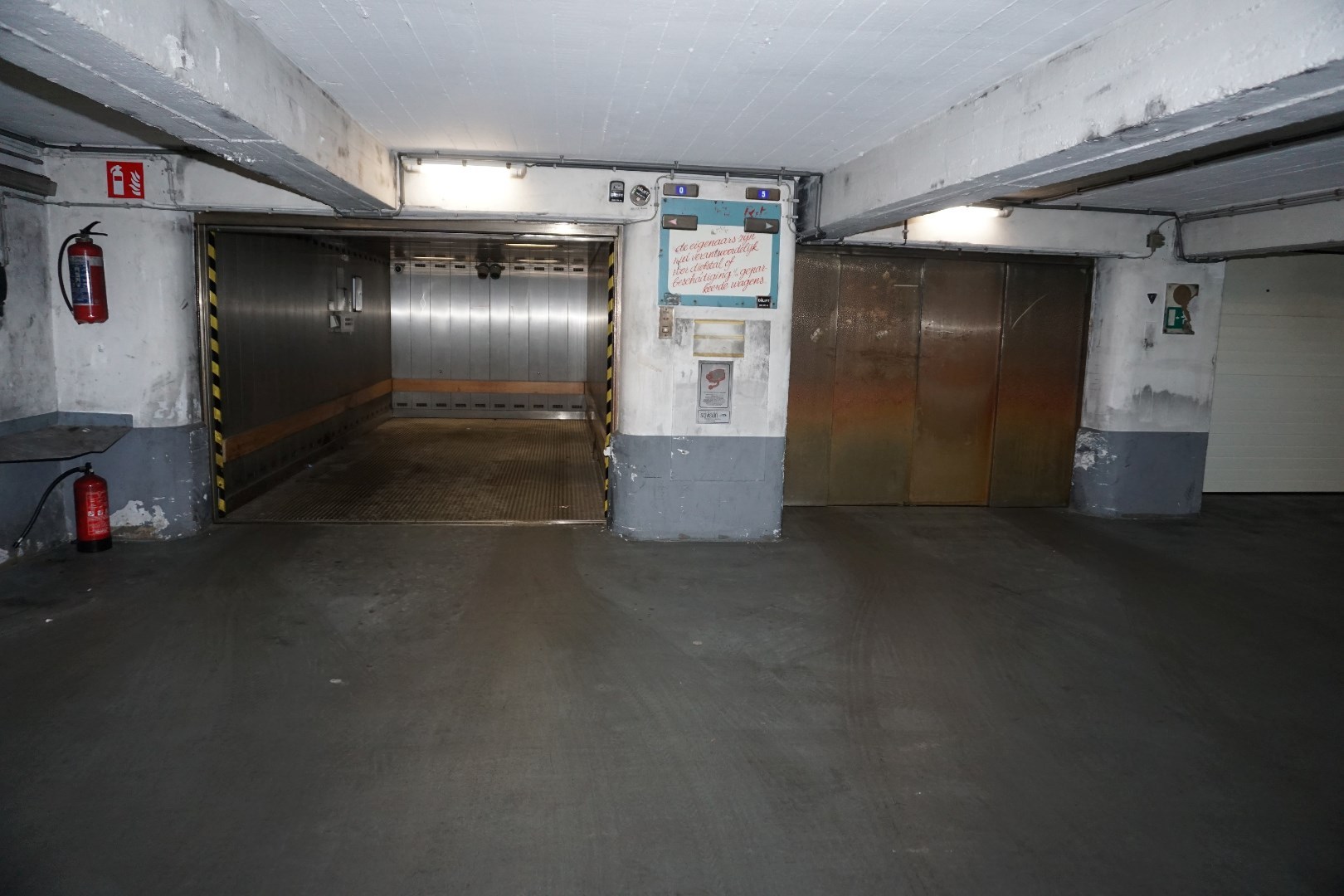 GARAGE BOX  OP TOPLIGGING - CENTRUM OOSTENDE ! 