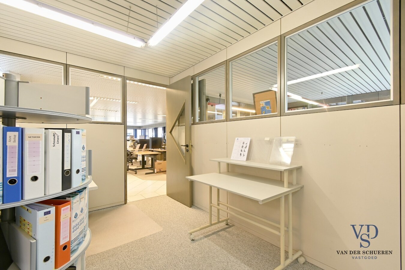 Ruim handelspand met penthouse in villastijl 