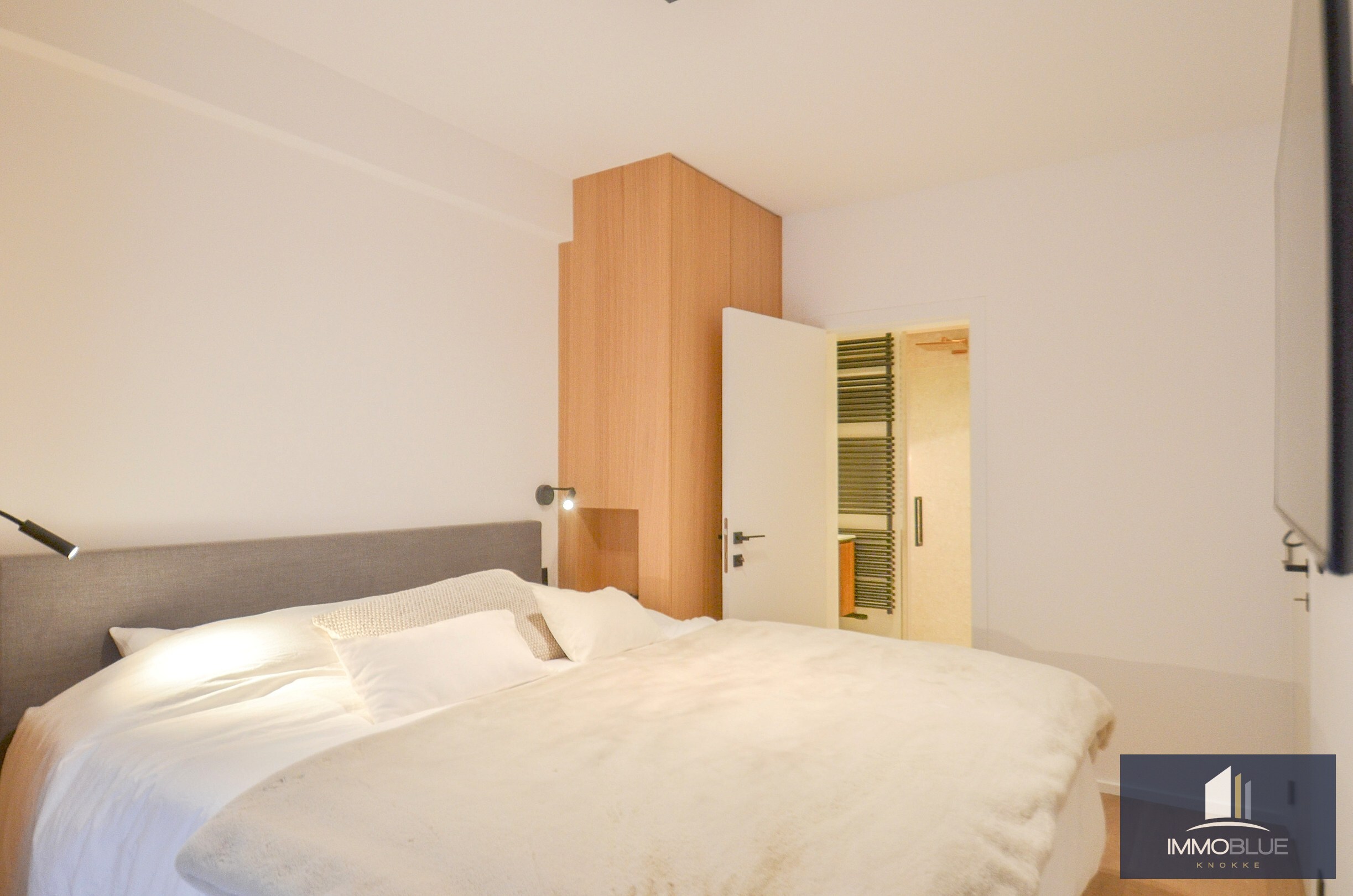 Appartement entièrement rénové avec une belle vue sur la mer. 