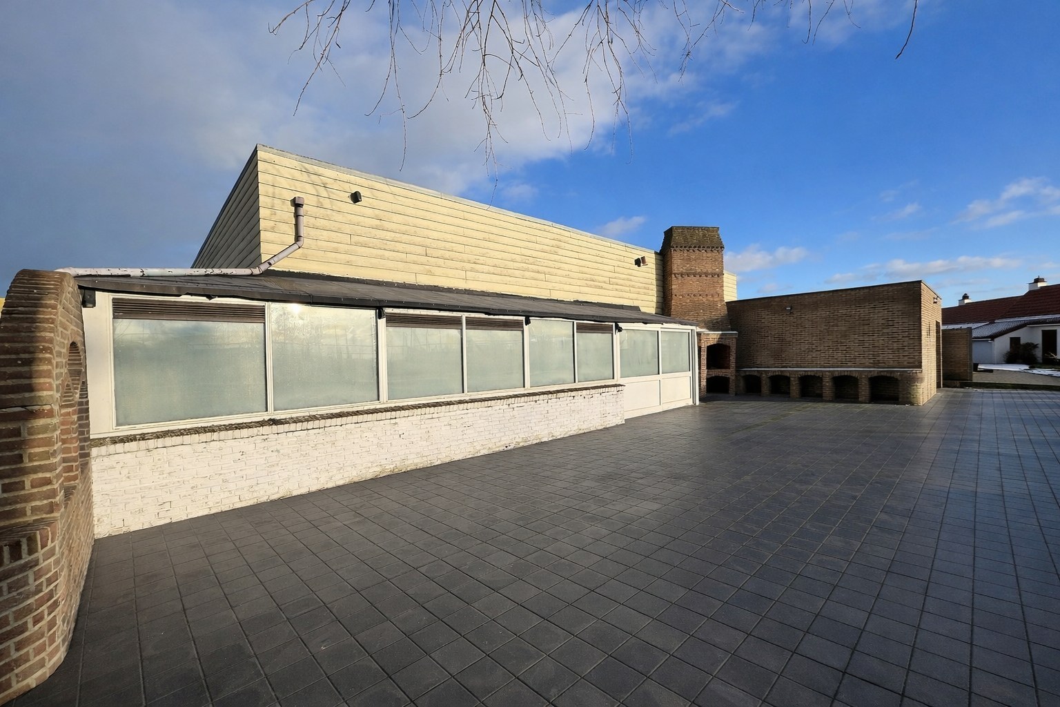 Unieke opportuniteit: horecazaak met 3 padelterreinen, terrassen en tuin te huur! 