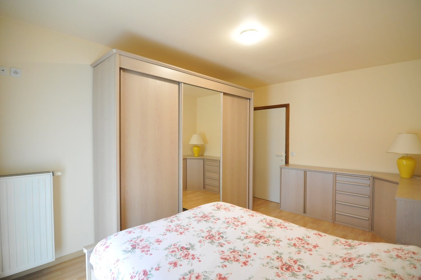 Ruim gelijkvloers appartement met tuin, garage en 3 slaapkamers 