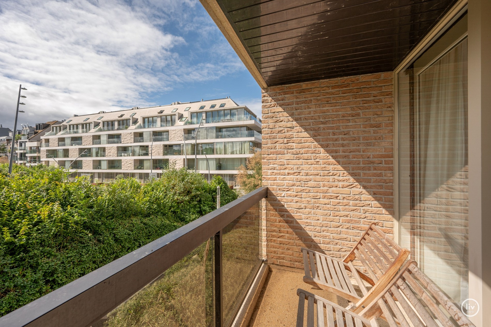 Magnifique appartement rénové de 2 chambres avec de belles vues sur le parc Yzer à Knokke. 