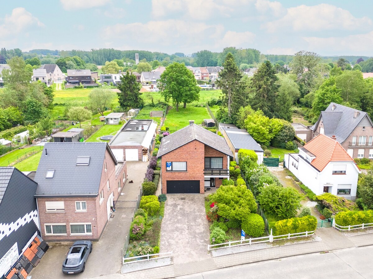 Stevige en ruime OB op gunstige locatie te Erembodegem 