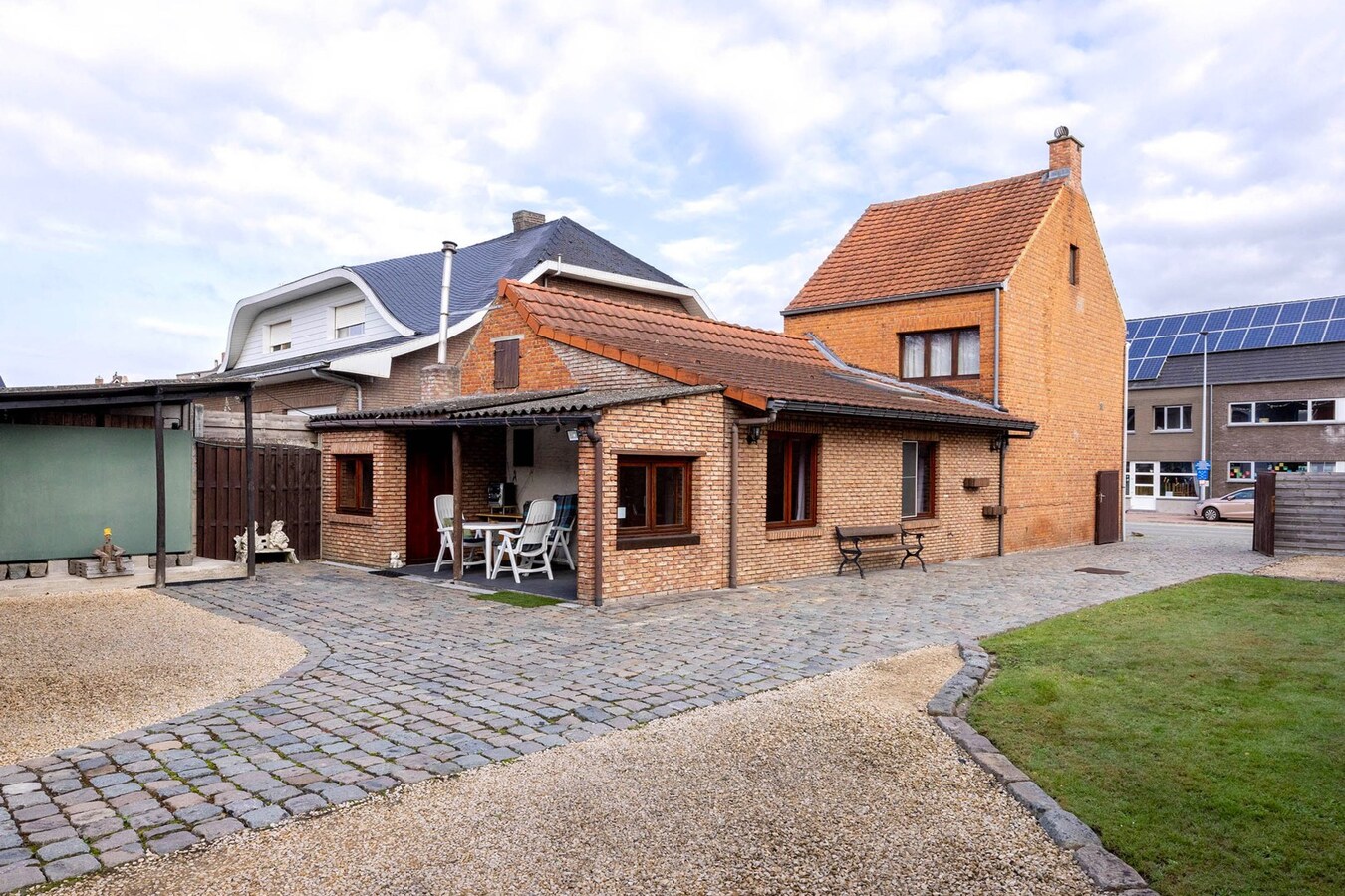 Gezinswoning met 2/3 slpks, ruime tuin en magazijn 