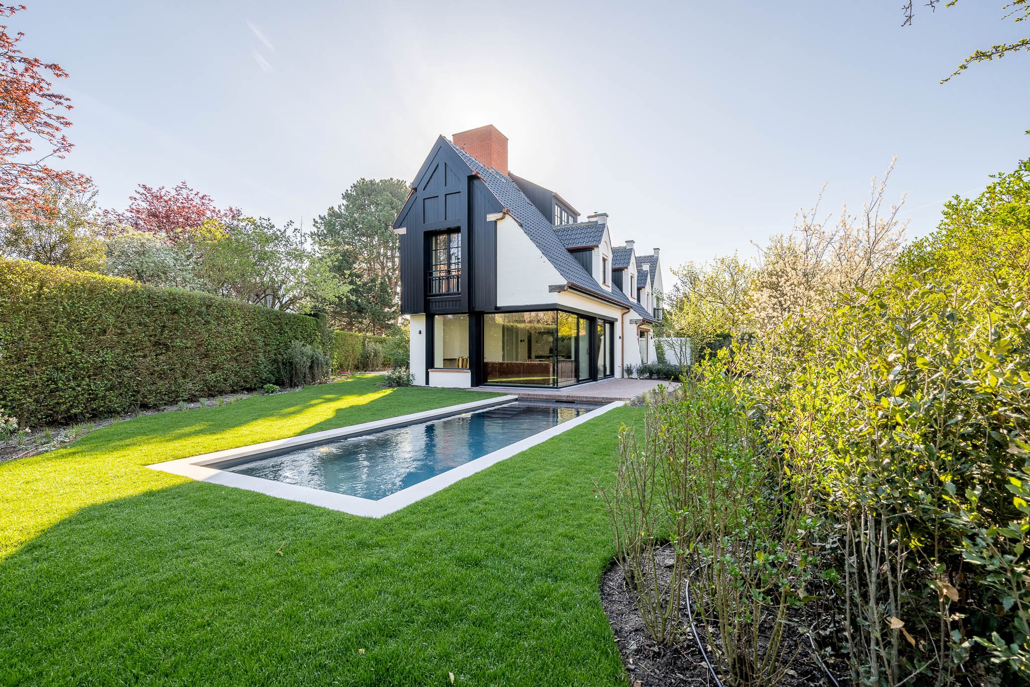 Luxueus gerenoveerde koppelvilla met zwembad in de Noordzeelaan te Knokke. 