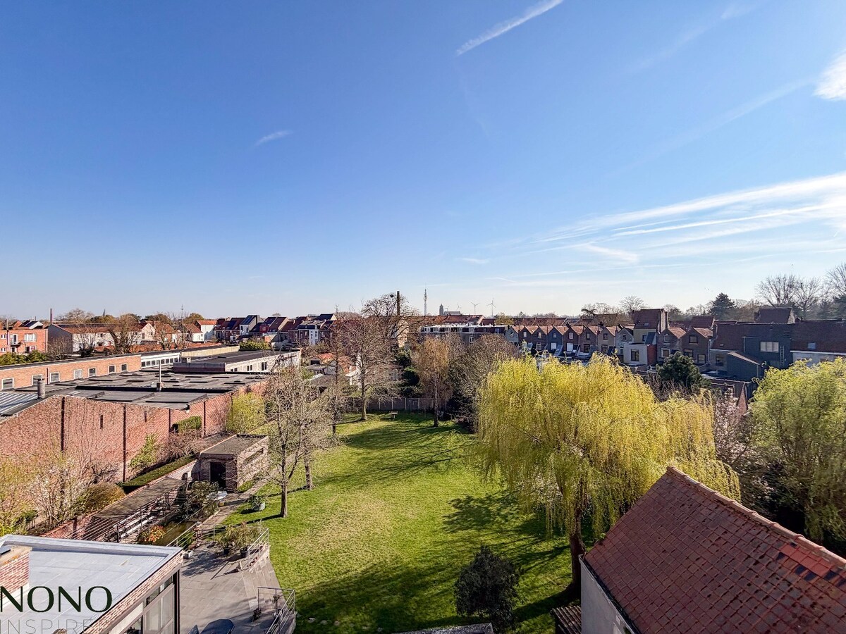 Fantastisch 2-slaapkamer appartement met staanplaats en terras pal in de Doorniksewijk ! 
