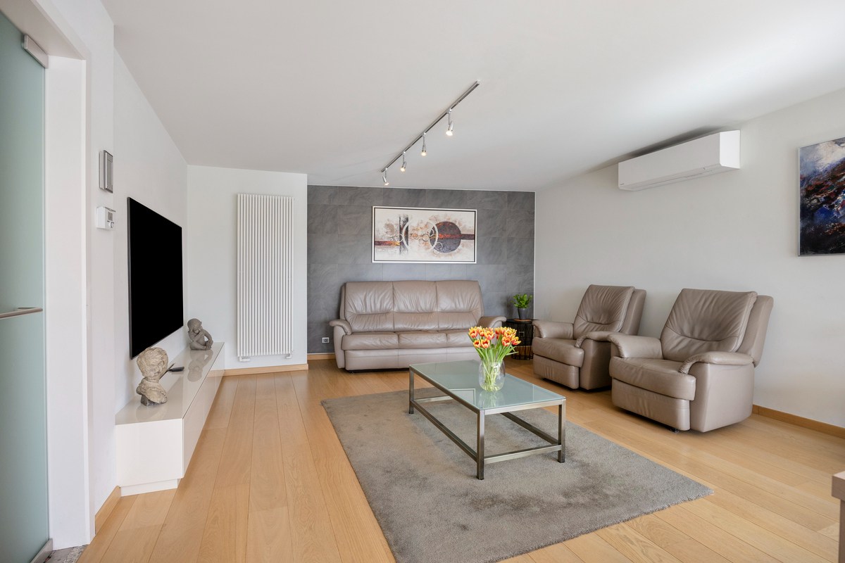 Instapklare penthouse met 2 slaapkamers en terras van 60m² , 4 kelders en garagebox in Korbeek-Lo! – EPC 199 kWh/m² - bewoonbare opp. 131 m² 