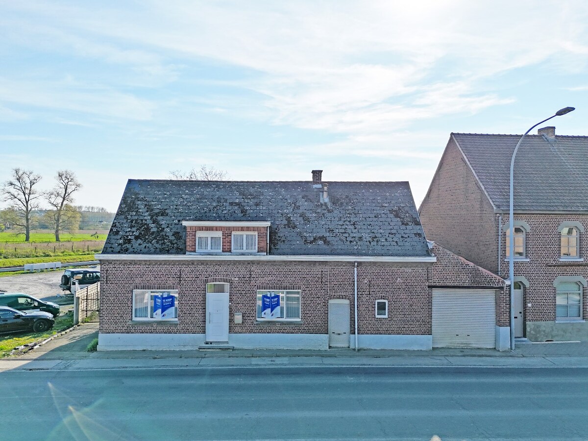 Te renoveren/te slopen HOB met tuin aan station Sint-Denijs-Boekel 