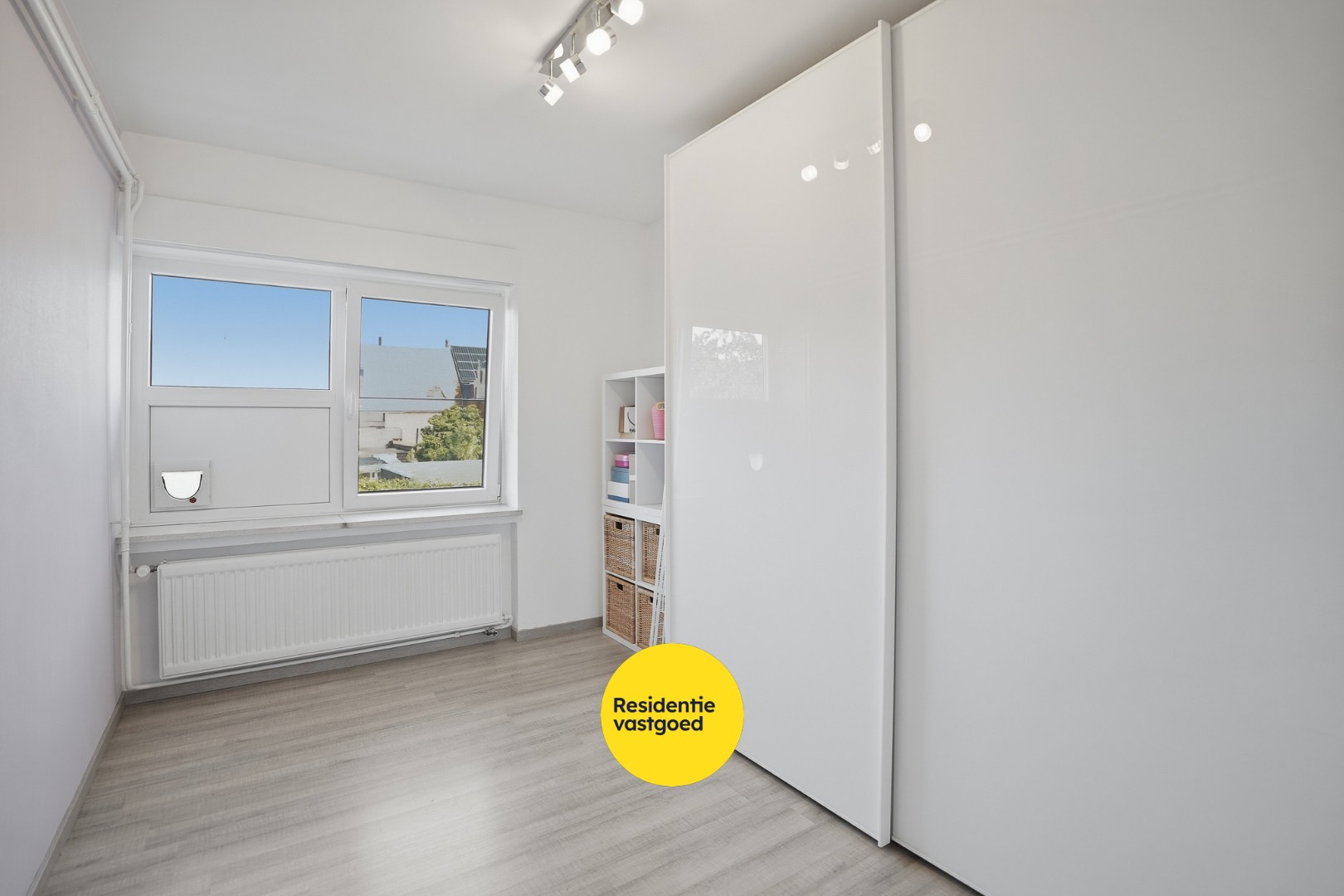 Instapklaar appartement met 2 slpks en garage te Sint-Andries! 