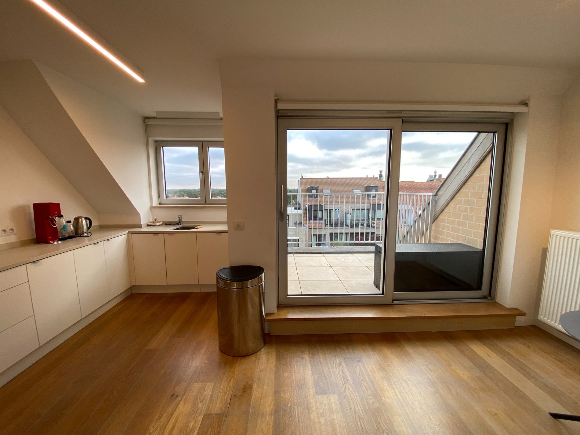 Appartement en duplex avec 3 chambres à coucher complètes et deux grandes terrasses ensoleillées offrant une vue dégagée, situé du côté ensoleillé de l'avenue Lippens. 