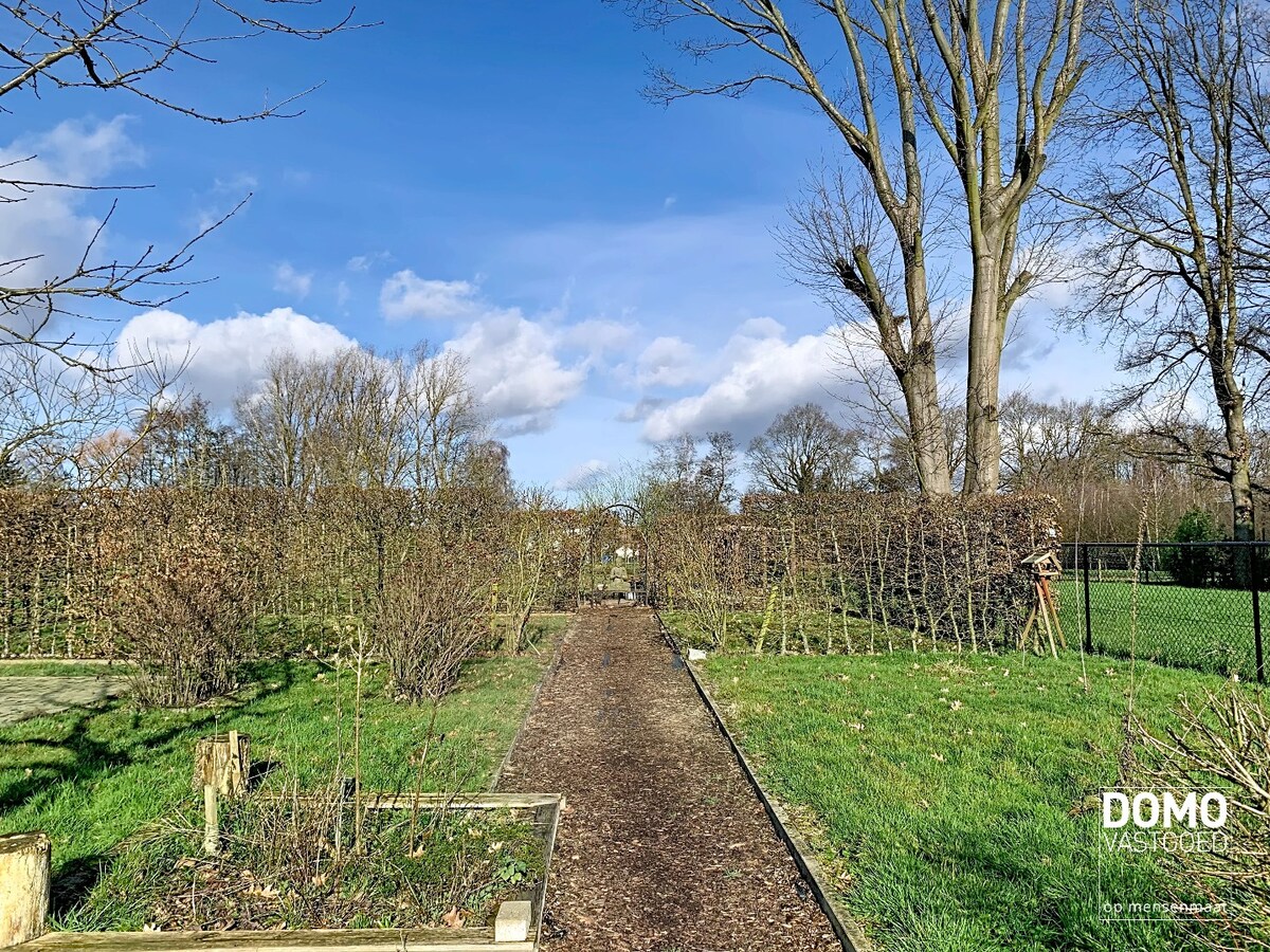 COMMERCIEEL PAND MET RUIM APPARTEMENT OP ZICHTBARE LOCATIE IN HERK-DE-STAD 