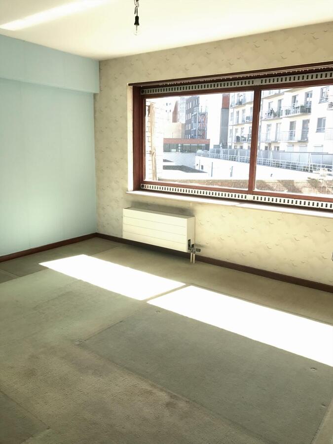 ZEER CENTRAAL GELEGEN RUIM APPARTEMENT MET ZONNETERRAS OP ZUCHT VAN STRAND OOSTENDE 